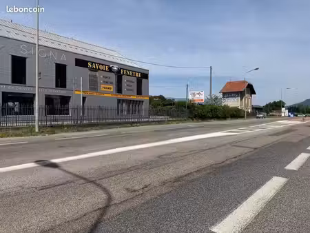 local commercial 190 m2 environ