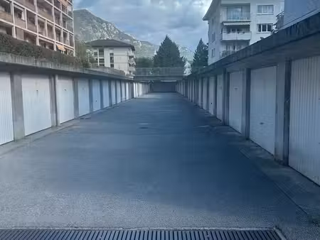 location garage extérieur fermé dans un quartier très protégé  accès facile