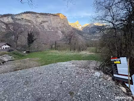 joli terrain constructible viabilisé 1100m2