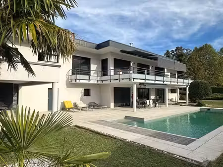villa 250m2 plus annexes. vue lac  piscine  spa