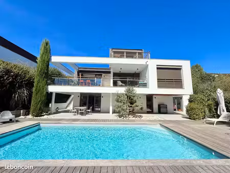 argonay – maison contemporaine de 219 m² avec piscine  studio indépendant et vue dégagée