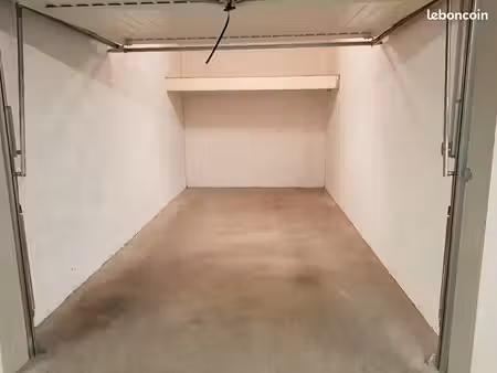 a louer garage/box fermé