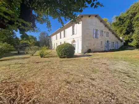 grande maison en pierre en bordure de l'estuaire de la giron