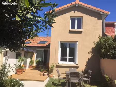 particulier vend une jolie maison avec jardin arboré quarier des acacia