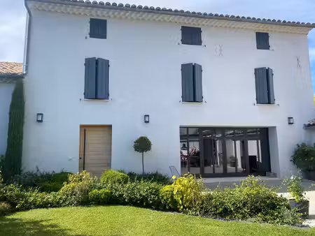 mas de ville d'env 200 m2 avec piscine entièrement clos