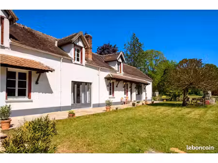 maison d'artistes de 1874 – plein sud sur grand jardin – au cœur d'un village adossé aux t