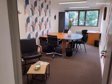 bureau de 19 m2décoré et aménagé