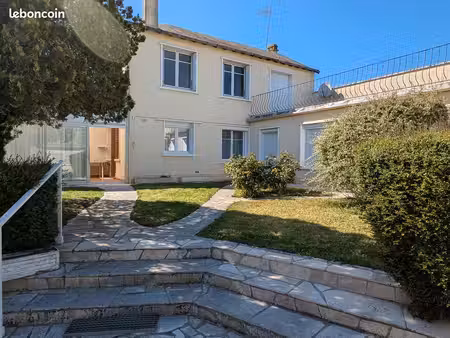 grande maison de village