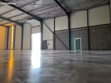 à louer : atelier lumineux 497 m² + bureaux — montaigu (85)  porte sectionnelle  dispo imm