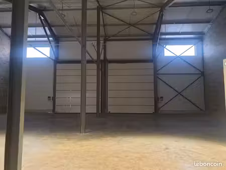 location hangar + bureaux 400m² 2200/mois ht 84400 apt