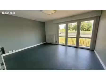 local 4 pièces 80m² avec parking et cuisine