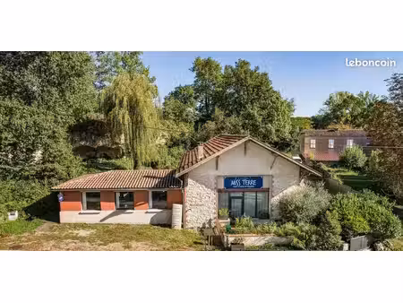 maison en pierre atypique