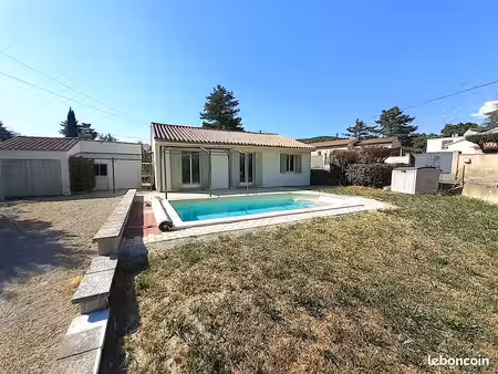 une maison dans le luberon  avec piscine et jardin