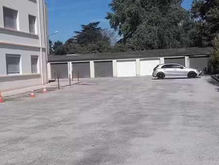 garage avec mezzanine pour voiture ou rangement derrière intermarché en résidence