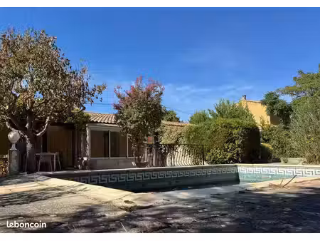pernes les fontaines - maison 4 chambres avec piscine  jardin arboré de 1 000m2