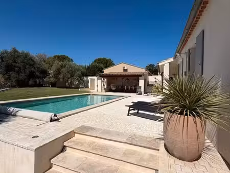 maison de plain-pied avec piscine et vue sur les vignes