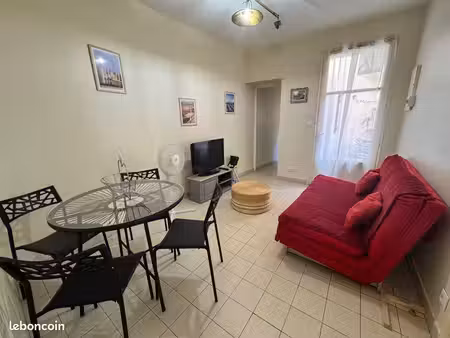 t2 meublé intra muros avec cour privative