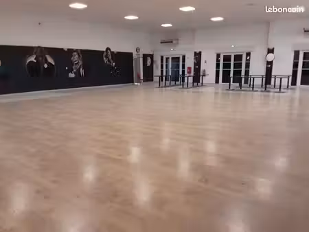 salle dans 700m2 de batiment sur 4500m2 de terrain