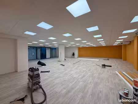 3 locaux professionnels/commerciaux rénovés climatisés – 54 à 71 m² – centre valréas