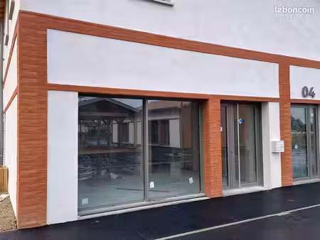 local commercial 61 m² corbarieu