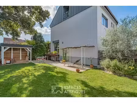 maison des années 60 rénovée et son jardin arboré