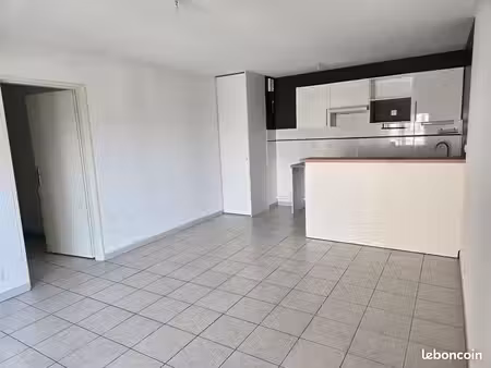appartement lumineux avec balcon et place de parking