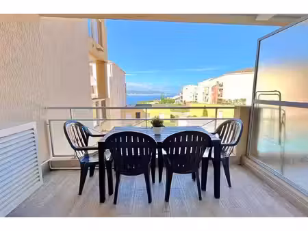 deux pièces meublé de 33m² avec parking et terrasse de 8m²