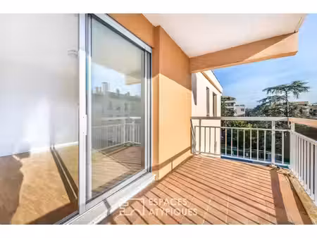 appartement dans résidence avec piscine et court de tennis