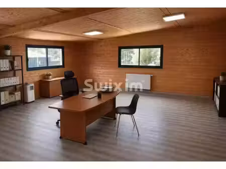 local d’activité de 300 m² avec bureaux et 600 m² d’extérieur à vincy