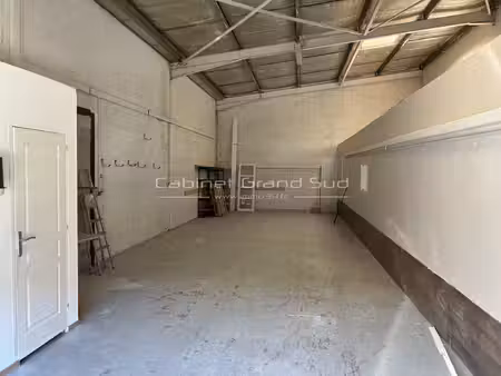 entrepôt hanger de 150m2 avec 3 bureaux dans la zone de fréj
