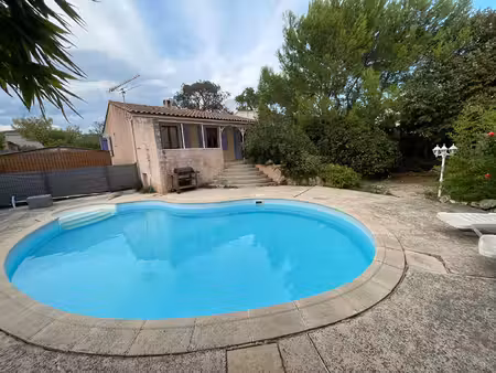 maison de plain-pied de 80 m² avec piscine - la fare les oliviers