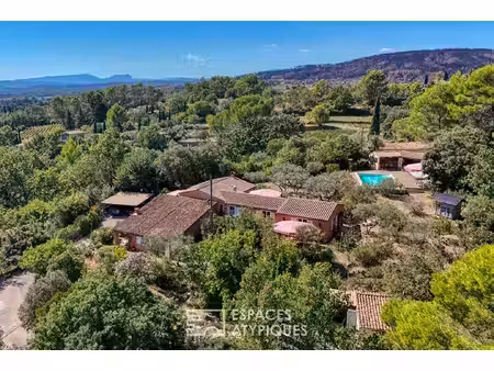maison familiale avec vue panoramique et piscine à cotignac