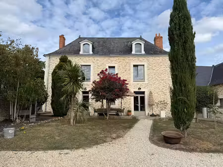 maison de maître de caractère à juvardeil ? beaux volumes  dépendances et cadre privilégié