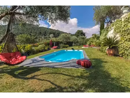 élégant mas provençal avec un sublime jardin et piscine !!