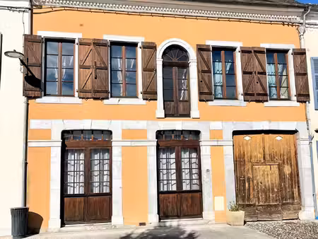 elégante maison de ville comprenant 3 chambres et grand terrain de 1354m²