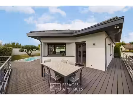 maison rénovée avec beaux volumes  spa et garage xxl