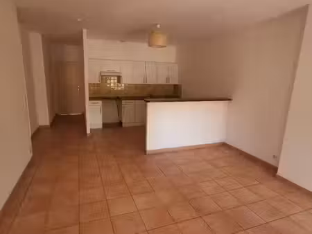 3 pièces  68 m2  3ème étage  centre ville de lorgues