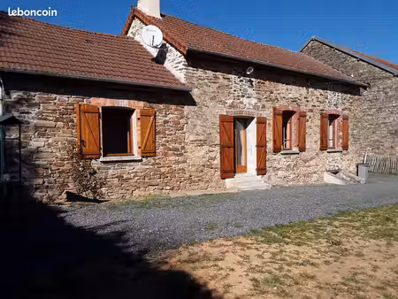 corps de ferme avec maison habitable en pierres