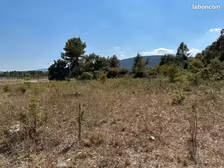 terrain 590 m² gonfaron
