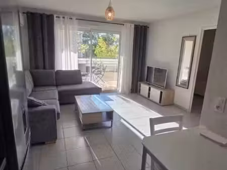 appartement t2 avec terrasse 32 m2 et 1 parking extérieur privé