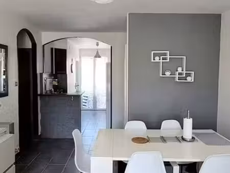 a vendre t3 meublé. 59m2  lumineux. 2 chambres. climatisation salon + chbre parentale. fib