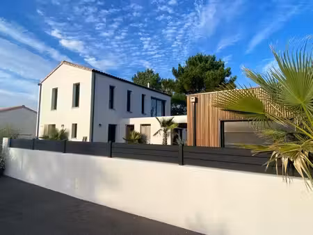 belle maison moderne  de caractère dans un cadre idéal