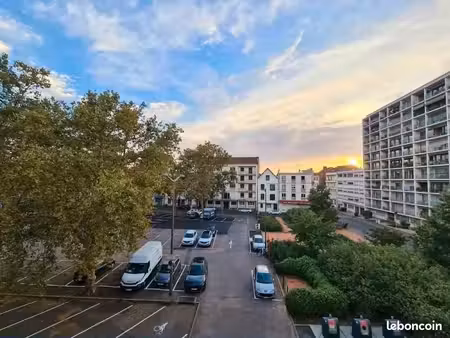t2 meublé 66 m² avec vue dégagée – vichy centre – parking gratuit – cave & cellier