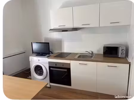 loue studio eau et électricité compris