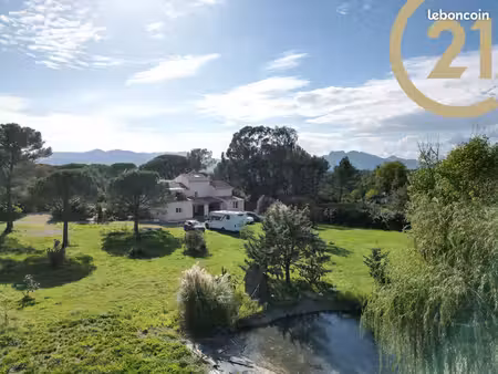 villa 7 pièces 215 m²