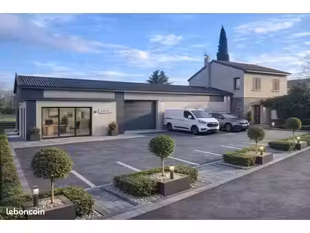 maison rénovée avec entrepôt et terrain