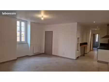 appartement t2 rénové à neuf (54 5 m²) avec cour privative  garage et entrée indépendante 