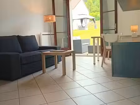 deux pièces meublé bien isolé avec terrasse et grands espaces verts