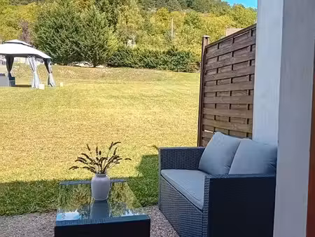 studio meublé bien isolé avec terrasse et grands espaces verts