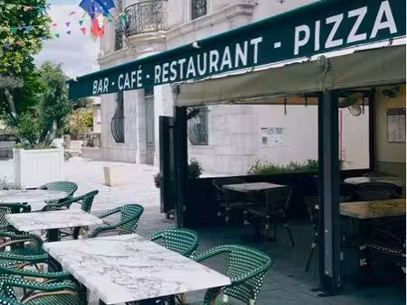 fonds de commerce restaurant bistrot sur la place du village